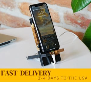 SMART: moderne iphone-standaard van zwart epoxyhars en hout voor op bureau. Origineel oplaadstation voor draagbare telefoon. Unieke cadeaus voor vrienden