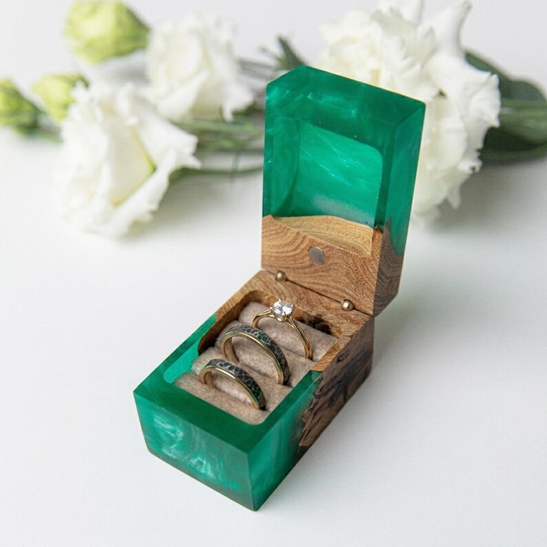 CHORD – Op maat gemaakt dubbel ringdoosje voor de huwelijksceremonie, vervaardigd uit hout en rode epoxy. Handgemaakt, gepersonaliseerd ringdoosje als kerstcadeau voor het paar. afbeelding 5