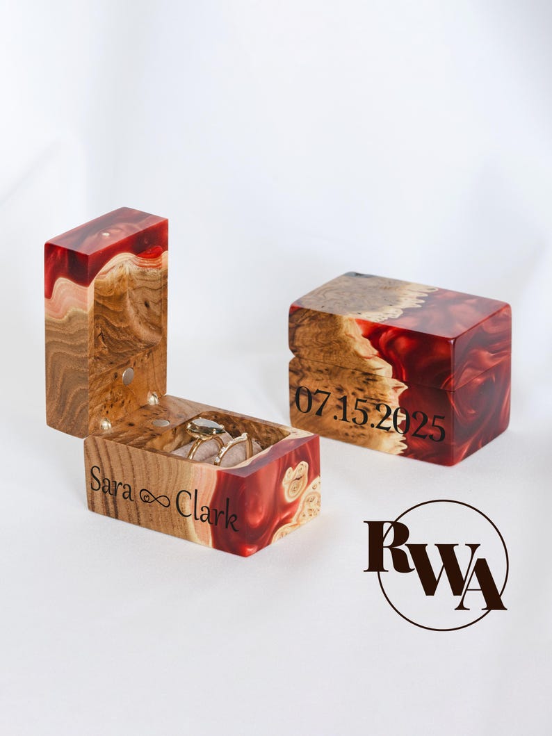 CHORD – Op maat gemaakt dubbel ringdoosje voor de huwelijksceremonie, vervaardigd uit hout en rode epoxy. Handgemaakt, gepersonaliseerd ringdoosje als kerstcadeau voor het paar. afbeelding 1
