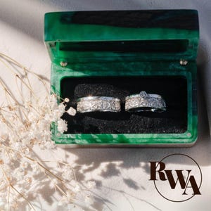 MUSE – Zwart hout en smaragdgroene epoxyhars trouwringdoos. Houten ringhouder voor huwelijksceremonie. Handgemaakt doosje met twee ringen