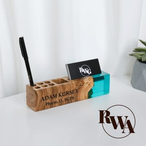 Plaque nominative de bureau avec porte-cartes et stylo. Plaque nominative en époxy océan et bois. Accessoires de bureau. Cadeau papa personnalisé, fête des pères unique