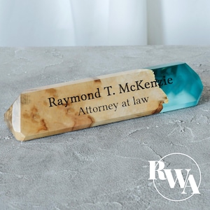 Namensschild aus Holz für Schreibtisch - Personalisiertes Epoxy & Holz Namensschild. Schreibtisch Deko als einzigartiges Geschenk für Papa, individuelles Geschenk für Opa