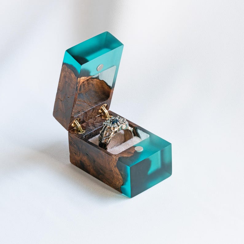 CHORD – Op maat gemaakt dubbel ringdoosje voor de huwelijksceremonie, vervaardigd uit hout en rode epoxy. Handgemaakt, gepersonaliseerd ringdoosje als kerstcadeau voor het paar. afbeelding 10