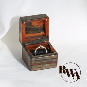 MUSE: gepersonaliseerde verlovingsringdoos. Hout- en harsvoorstel trouwringdoos. Sentimenteel cadeau voor haar