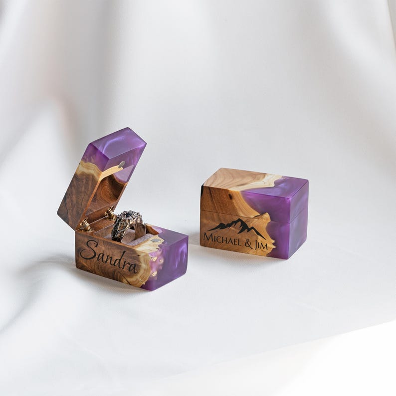 CHORD – Op maat gemaakt dubbel ringdoosje voor de huwelijksceremonie, vervaardigd uit hout en rode epoxy. Handgemaakt, gepersonaliseerd ringdoosje als kerstcadeau voor het paar. afbeelding 15