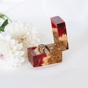 CHORD – Op maat gemaakt dubbel ringdoosje voor de huwelijksceremonie, vervaardigd uit hout en rode epoxy. Handgemaakt, gepersonaliseerd ringdoosje als kerstcadeau voor het paar. afbeelding 3