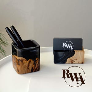 Houten bureauaccessoires voor op kantoor. Penhouder van hars en hout en houder voor visitekaartjes. Kantoorcadeau voor CEO, baas, manager, werknemers