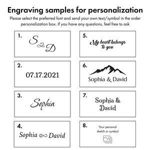 Op de afbeelding: Acht graveer voorbeelden voor personalisatie. De voorbeelden omvatten namen, datums, symbolen en een tijdelijke aanduiding voor een aangepaste schets of symbool.