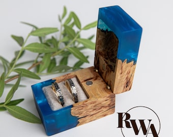 CHORD – Ringhouder van epoxy en hout met 2 sleuven. Gegraveerde trouwringdoos als romantisch kerstcadeau voor een verloofd stel.