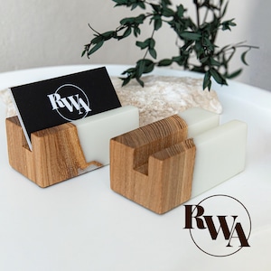 ELEMENT – Accessori da scrivania per donna in resina e legno. Porta biglietti da visita personalizzati come regalo aziendale per i clienti.