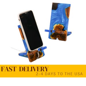 SMART – Soporte para teléfono de escritorio de resina y madera azul cobalto. Soporte portátil para teléfono con carga. Accesorios para iPhone. Regalo único para tu pareja.
