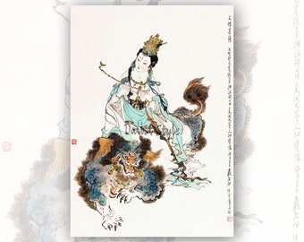 Op de afbeelding: Een Aziatisch geïnspireerd kunstwerk met een figuur in vloeiende gewaden, versierd met een gouden kroon en sieraden, rijdend op een mythisch wezen. Het kunstwerk gebruikt een zacht kleurenpalet van blauw, groen en goud, met ingewikkelde details en kalligrafie.