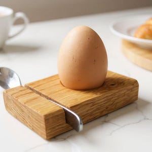 Eierbecher mit Löffelhalter aus Eiche