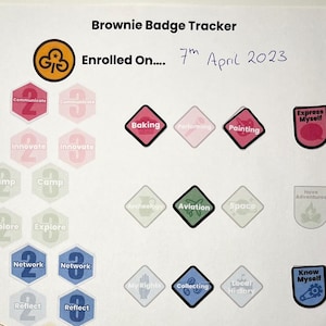 Pode incluir: Um rastreador de distintivos Brownie com categorias como Cozinhar e Pintar. O rastreador inclui a data "7 de abril de 2023" e um adesivo da Brown Owl Creations.