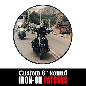 Pode incluir: Remendo redondo para passar a ferro com um grupo de motocicletas numa estrada. A imagem é emoldurada em um círculo. O texto na parte inferior diz "Custom 8" Round IRON-ON PATCHES".