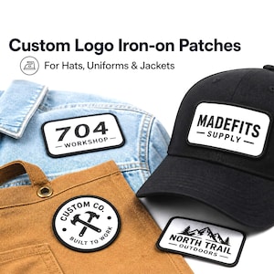Puede incluir: Imagen de parches termoadhesivos con logotipo personalizado. Los parches se muestran en una chaqueta vaquera, una gorra negra y un delantal marrón. Los parches tienen varios diseños y textos, incluyendo "704 WORKSHOP", "MADEFITS SUPPLY", "CUSTOM CO. BUILT TO WORK" y "NORTH TRAIL OUTDOORS".