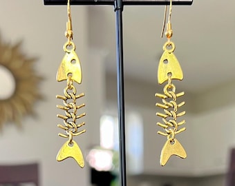 関節式魚型ドロップピアス - ゴールドメッキの航海モチーフチャーム