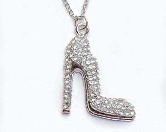 Impresionante collar de zapatos de plata