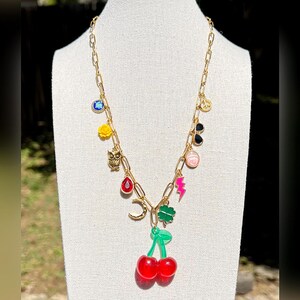 Collier à breloques cerise