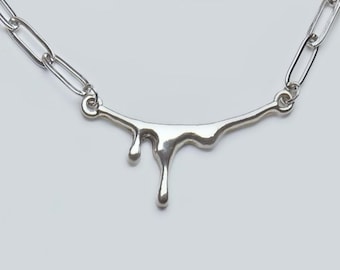 Collar cubierto de plata