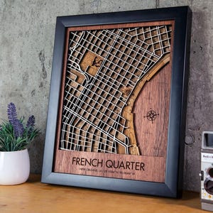 Decoración de pared de madera cortada con láser con mapa 3D en capas del Barrio Francés
