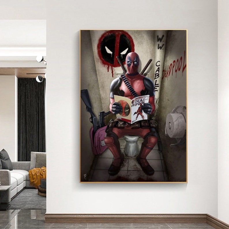 Puede incluir: Una pintura digital de Deadpool sentado en un inodoro, leyendo un c&oacute;mic. La portada del c&oacute;mic presenta a Deadpool. Las paredes del ba&ntilde;o est&aacute;n cubiertas de grafitis, incluidas las palabras "W.W. CABLE DEADPOOL".