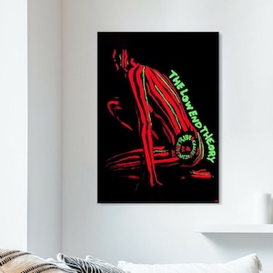 Op de afbeelding: Een zwarte en rode albumhoes met een gestileerde afbeelding van een persoon met groene en rode strepen. De tekst "THE LOW END THEORY" staat in het groen aan de rechterkant van de afbeelding. De tekst "A TRIBE CALLED QUEST" staat in een cirkel rechtsonder in de afbeelding.