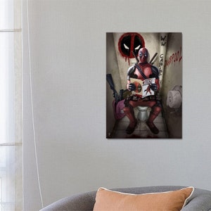Puede incluir: Una ilustraci&oacute;n digital de Deadpool sentado en un inodoro en un ba&ntilde;o. Lleva su traje rojo y negro caracter&iacute;stico y sostiene un c&oacute;mic. Las paredes del ba&ntilde;o est&aacute;n cubiertas de grafitis, incluyendo las palabras "W.W. CABLE" y "DEADPOOL".