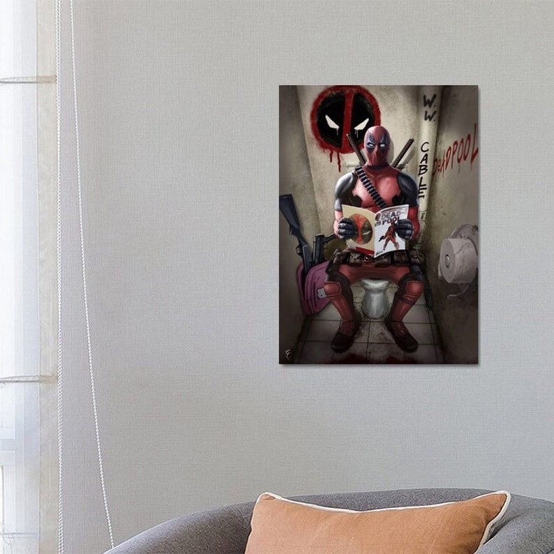 Puede incluir: Una ilustraci&oacute;n digital de Deadpool sentado en un inodoro en un ba&ntilde;o. Lleva su traje rojo y negro caracter&iacute;stico y sostiene un c&oacute;mic. Las paredes del ba&ntilde;o est&aacute;n cubiertas de grafitis, incluyendo las palabras "W.W. CABLE" y "DEADPOOL".
