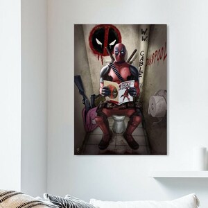 Puede incluir: Un personaje de Deadpool rojo y negro sentado en un inodoro, leyendo un c&oacute;mic titulado "Dead Pool". Las paredes del ba&ntilde;o est&aacute;n cubiertas de grafitis, incluidas las palabras "W.W. CABLE DEADPOOL".