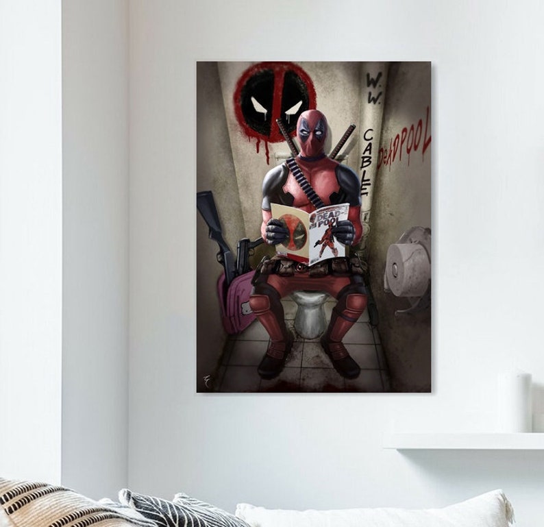 Puede incluir: Un personaje de Deadpool rojo y negro sentado en un inodoro, leyendo un c&oacute;mic titulado "Dead Pool". Las paredes del ba&ntilde;o est&aacute;n cubiertas de grafitis, incluidas las palabras "W.W. CABLE DEADPOOL".
