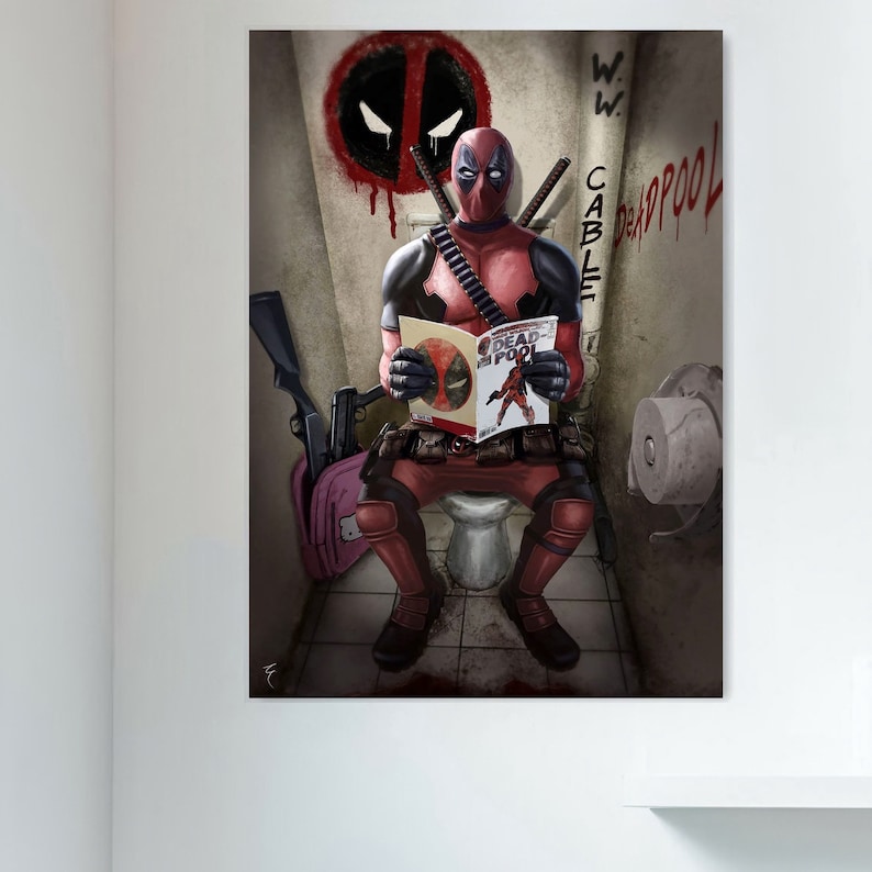 Puede incluir: Un superh&eacute;roe rojo y negro, Deadpool, est&aacute; sentado en un inodoro en un ba&ntilde;o. Est&aacute; leyendo un c&oacute;mic titulado "Dead Pool". Las paredes del ba&ntilde;o est&aacute;n cubiertas de grafitis, incluyendo las palabras "W.W. CABLE Deadpool".