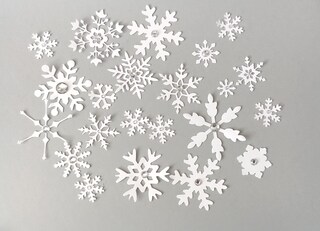 VALICLUD Spilla Fiocco Di Neve Natalizia Con Strass – Elegante Accessorio A Forma Di Fiocco Di Neve Per Donne, Idea Regalo Feste E Maglioni