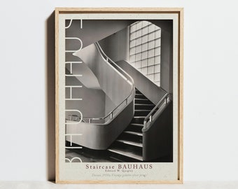 Puede incluir: Fotografía en blanco y negro de una escalera en un edificio. La escalera está hecha de hormigón y tiene una barandilla curva. La fotografía está titulada "Staircase BAUHAUS Edward W. Quigley" e incluye el texto "Dessau 1930s Vintage gelatin silver print!"