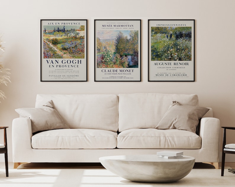 Peut inclure: Trois impressions d'art encadr&eacute;es avec des images de peintures impressionnistes. L'impression du haut pr&eacute;sente une sc&egrave;ne de paysage avec le texte "AIX EN PROVENCE" et "VAN GOGH EN PROVENCE". L'impression du milieu pr&eacute;sente une sc&egrave;ne de paysage avec le texte "MUS&Eacute;E MARMOTTAN" et "CLAUDE MONET". L'impression du bas pr&eacute;sente une sc&egrave;ne de paysage avec le texte "IMPRESSIONNISTES" et "AUGUSTE RENOIR".