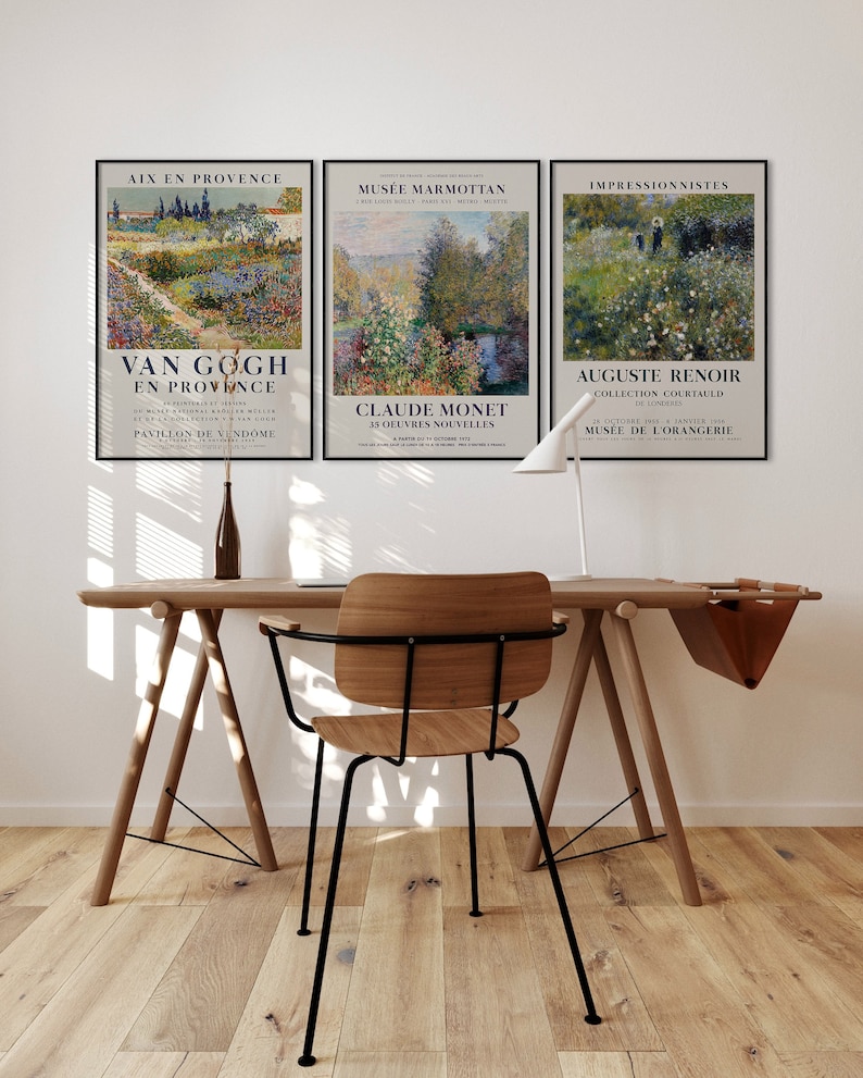 Peut inclure: Trois impressions d'art encadr&eacute;es repr&eacute;sentant des peintures impressionnistes. L'impression de gauche montre une sc&egrave;ne de paysage avec le texte "Van Gogh en Provence" et "Pavillon de Vendome". L'impression du milieu montre une sc&egrave;ne de paysage avec le texte "Claude Monet" et "35 Oeuvres Nouvelles". L'impression de droite montre une sc&egrave;ne de paysage avec le texte "Auguste Renoir" et "Musee de l'Orangerie".