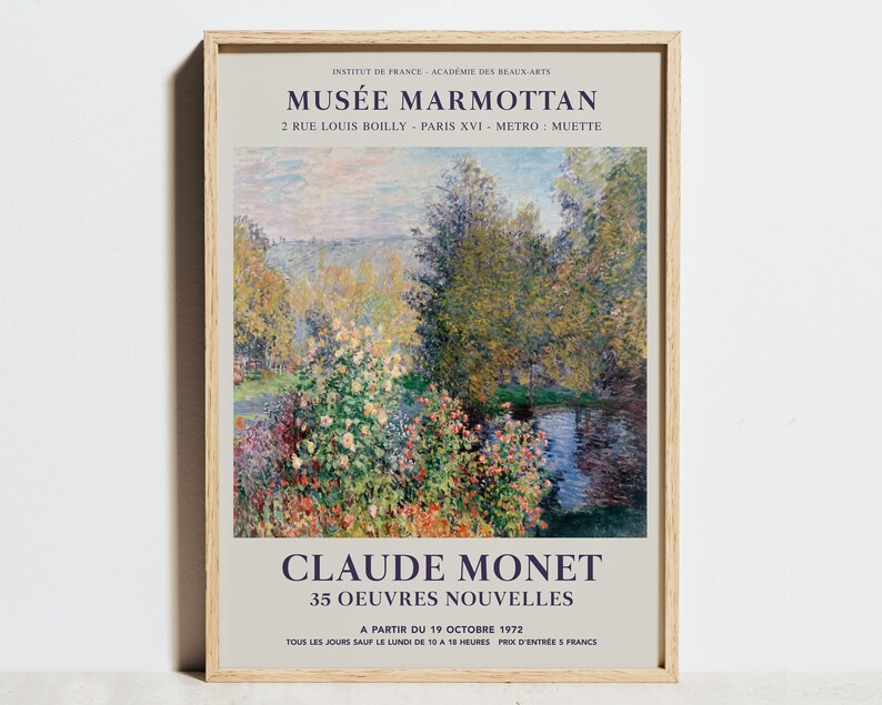 Peut inclure: Une affiche vintage annon&ccedil;ant une exposition de 35 &oelig;uvres nouvelles de Claude Monet au Mus&eacute;e Marmottan &agrave; Paris, France. L'affiche pr&eacute;sente une peinture d'un paysage avec un &eacute;tang et des arbres dans des tons de vert, bleu et jaune. Le texte sur l'affiche est en fran&ccedil;ais et comprend le titre de l'exposition, les dates et le prix d'entr&eacute;e.