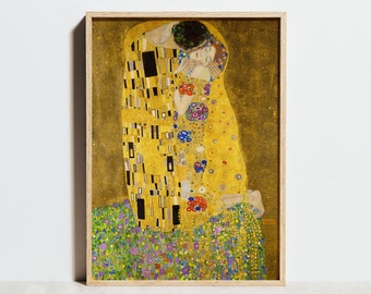 Könnte beinhalten: Ein Gemälde, das zwei Personen zeigt, die sich umarmen, vor einem goldenen Hintergrund mit bunten floralen Details. Die Figuren sind stilisiert und abstrakt, der Körper des Mannes erscheint als ein Mosaik aus Quadraten.