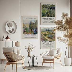 Peut inclure: Quatre impressions d'art encadr&eacute;es pr&eacute;sentant des peintures impressionnistes de Claude Monet, Auguste Renoir, Van Gogh et un artiste inconnu. Les impressions sont affich&eacute;es sur un mur blanc dans un salon avec une plante en pot, une chaise et une table d'appoint.