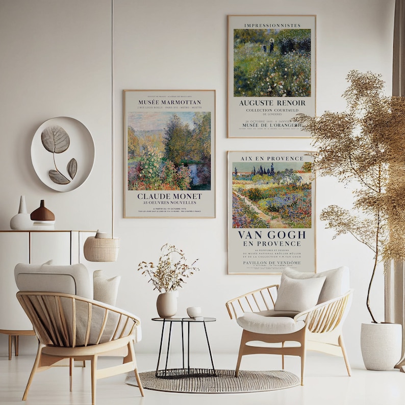 Peut inclure: Quatre impressions d'art encadr&eacute;es pr&eacute;sentant des peintures impressionnistes de Claude Monet, Auguste Renoir, Van Gogh et un artiste inconnu. Les impressions sont affich&eacute;es sur un mur blanc dans un salon avec une plante en pot, une chaise et une table d'appoint.