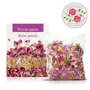 Könnte beinhalten: Ein transparenter Plastikbeutel gefüllt mit getrockneten Rosenblüten. Der Beutel ist mit "Rose petals" und "25g" in goldener und weißer Schrift beschriftet. Der Beutel liegt auf einer weißen Oberfläche.