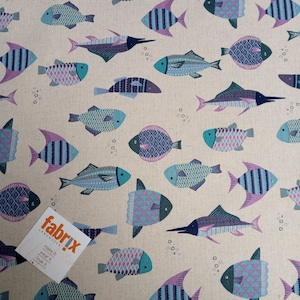 Peut inclure: Un tissu beige avec un motif répétitif de poissons colorés. Les poissons sont dans des tons de bleu, violet et rose avec des motifs géométriques. Le tissu a une texture subtile et une sensation légère et aérée.