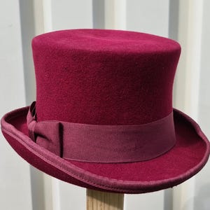 Personaliseer je hoge cilinderhoed Crushable 100% wolvilt hoge hoed met je naam of initialen. Het gebruik van ons merkstrijkijzer is perfect voor elke gelegenheid