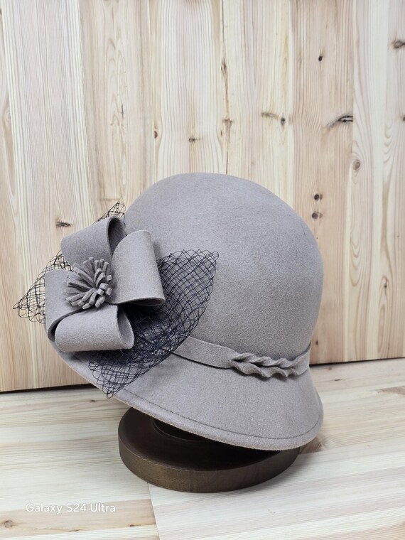 Vintage Wool Cloche Hat, Chic Flower & Mesh, 1920s Style - Etsy display picture 3