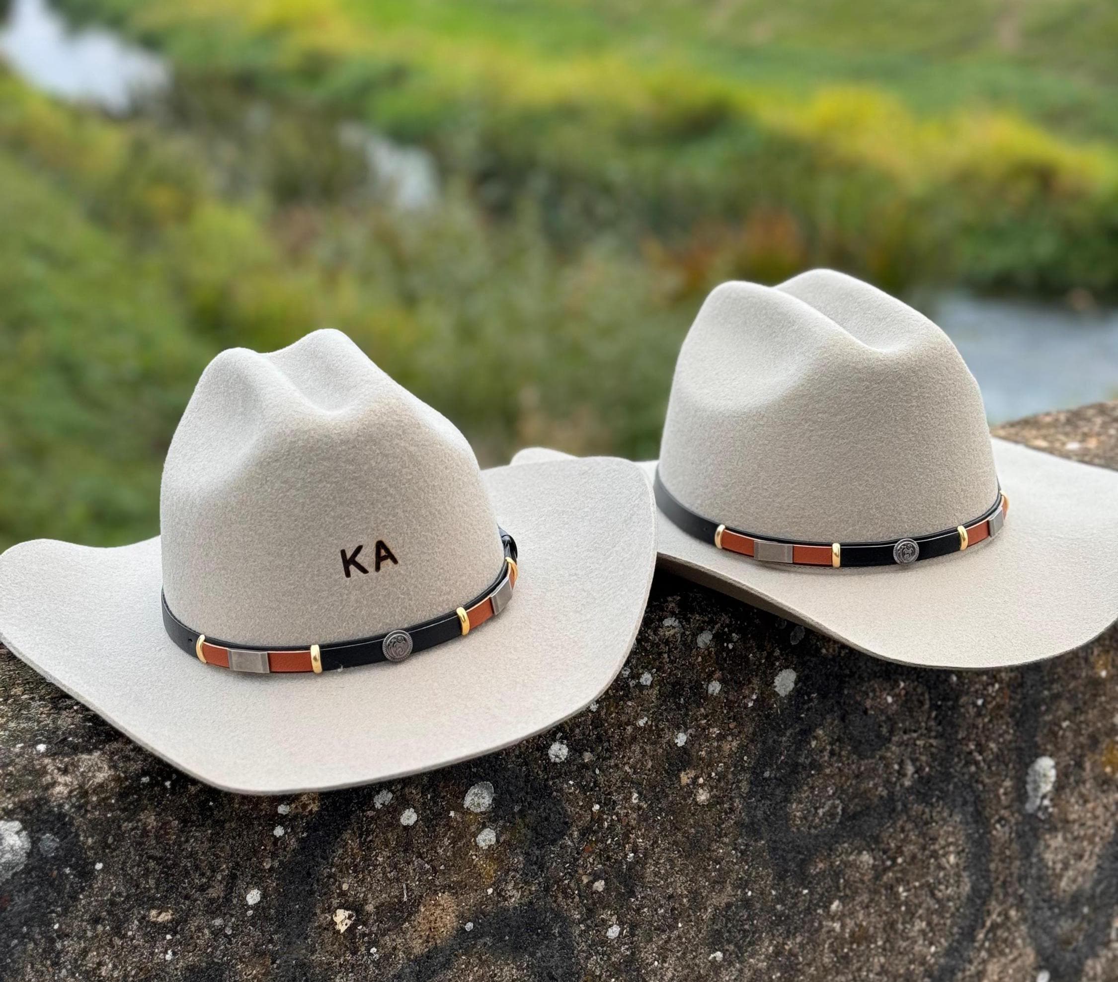 100% Wool Cattleman Ranch hat
Customizable
Branded 
Wild Lime flair! 
Adjustable CATTLE DRIVE FAWN WOOL HAT – Maverick Fine Western Wear main image 3