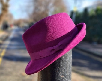 Details about Mens Manhattan Trilby Fedora Hat Garters Armbands,Y-Back Suspenders Details about Mens Manhattan Trilby Fedora Hat Garters Armbands,Y-Back Suspenders