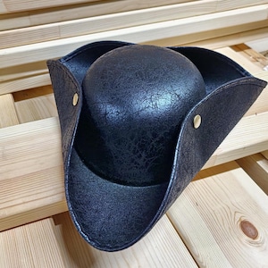 Personaliseer je fancy piraat tricorn hoed halloween lederlook Voeg je naam of initiaal toe met merkopties Halloween-cosplay en uniseks