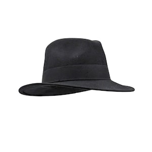 Pu&ograve; includere: Un cappello fedora nero a tinta unita caratterizzato da una corona strutturata e una tesa larga e piatta. Il cappello &egrave; impreziosito da un nastro in gros-grain nero abbinato che circonda la base della corona, offrendo un aspetto uniforme e monocromatico.