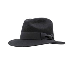 Fedora hat

Classic fedora

Men’s fedora hat

Indiana Jones fedora

1940s fedora hat

Retro fedora hat

Material & build

Wool fedora hat

Crushable fedora

Packable fedora hat

Soft wool felt fedora

Style & details

Vintage fedora

Wide brim fedora

Pinch crown fedora

Grosgrain band fedora

Classic ribbon band hat

Use & occasions

Travel fedora

Outdoor fedora hat

Everyday fedora

Film-inspired fedora