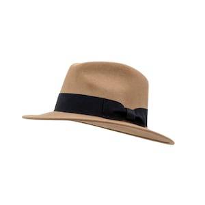 Fedora hat

Classic fedora

Men’s fedora hat

Indiana Jones fedora

1940s fedora hat

Retro fedora hat

Material & build

Wool fedora hat

Crushable fedora

Packable fedora hat

Soft wool felt fedora

Style & details

Vintage fedora

Wide brim fedora

Pinch crown fedora

Grosgrain band fedora

Classic ribbon band hat

Use & occasions

Travel fedora

Outdoor fedora hat

Everyday fedora

Film-inspired fedora